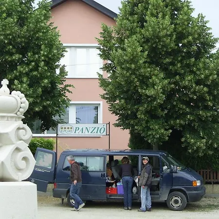 Ujvari Vendegszobak Gasthuis Fertőd