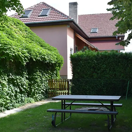 Ujvari Vendegszobak Gasthuis *