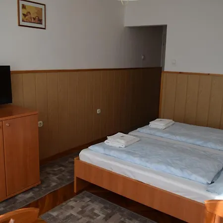 Ujvári Vendégszobák Vendégház *