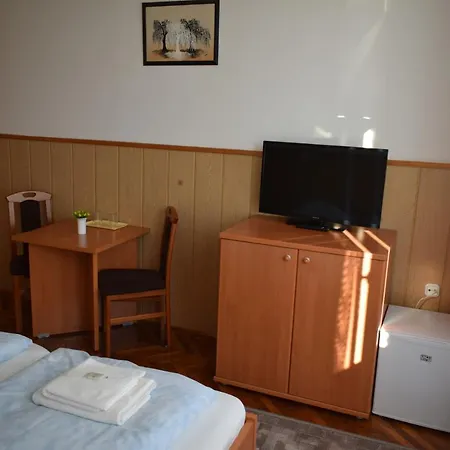 Ujvari Vendegszobak Fertőd