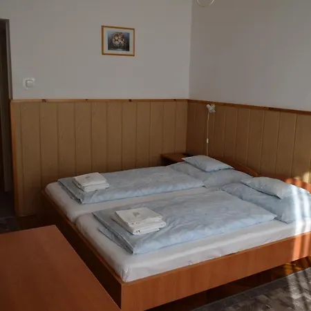 Ujvari Vendegszobak Gasthuis *
